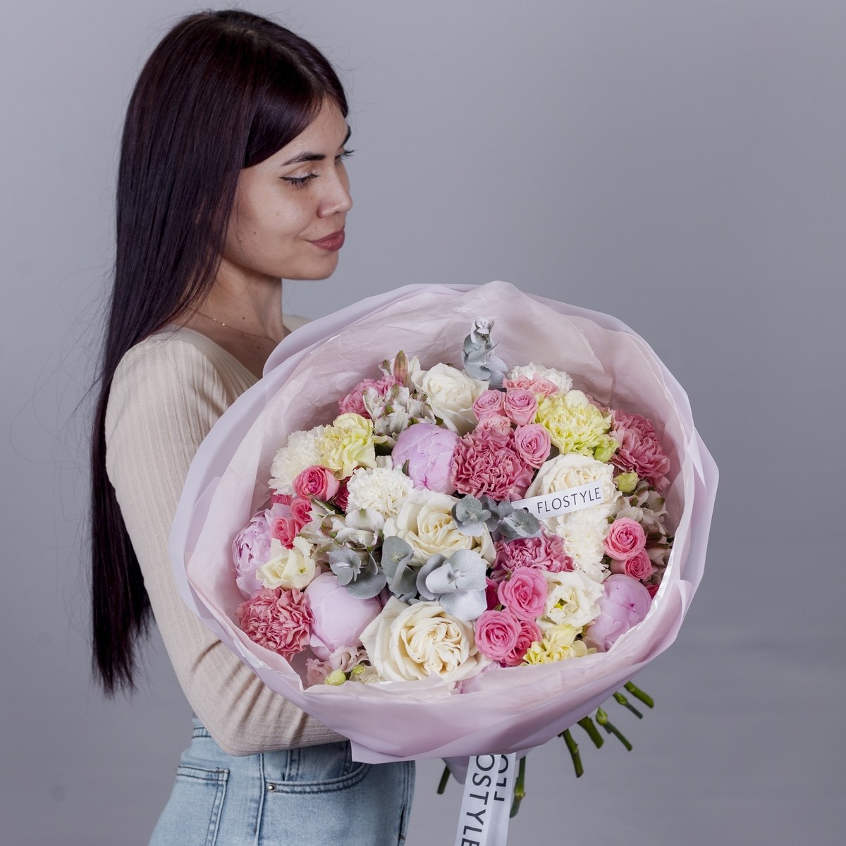 sbornyj kruglyj buket s pionami i pionovidnoj rozoj 10